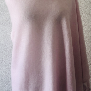 Poncho en cachemire rose très pâle