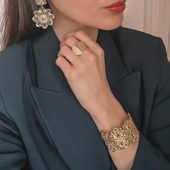 Bague Maia dorée portée